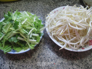 芹菜炒绿豆芽的做法步骤：1