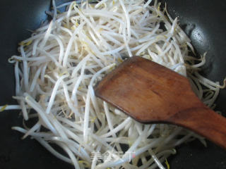 芹菜炒绿豆芽的做法步骤：2