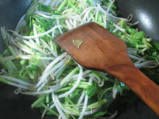 芹菜炒绿豆芽的做法步骤：3