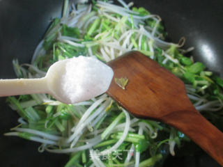 芹菜炒绿豆芽的做法步骤：4