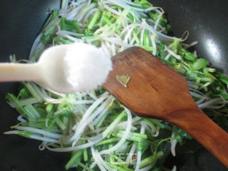 芹菜炒绿豆芽的做法步骤：5
