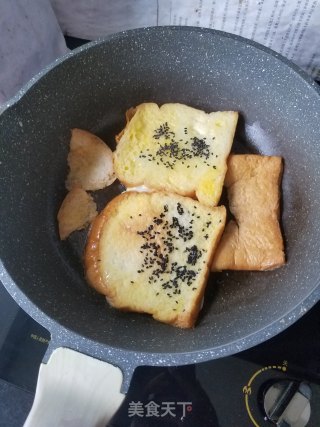 芝麻蛋煎土司的做法步骤：1