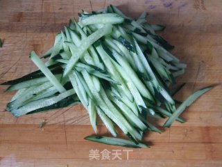 凉拌黄瓜金针菇的做法步骤：2