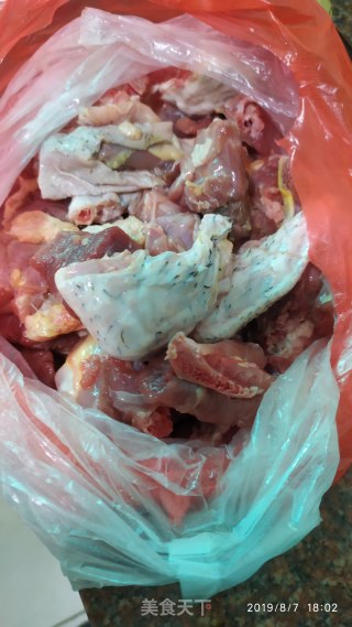 桃金娘根焖鸭肉的做法步骤：1
