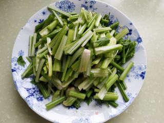 香芹炒豆干的做法步骤：2
