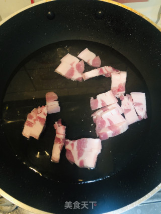 土豆红烧肉的做法步骤：1