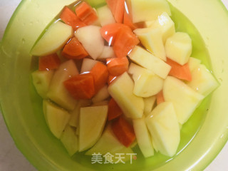 土豆红烧肉的做法步骤：2