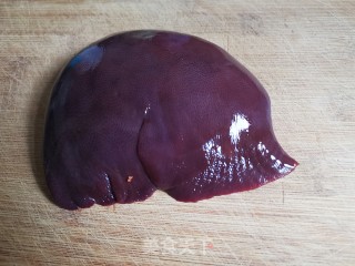 家常炒猪肝的做法步骤：1