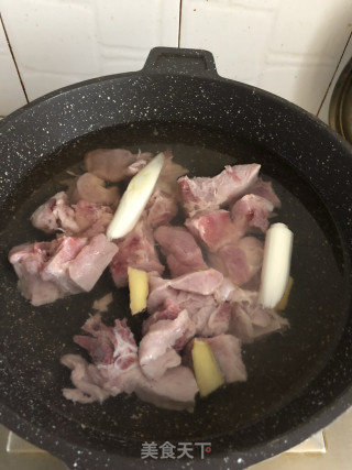 可乐排骨的做法步骤：2