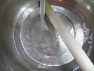 大葱炒虾味球的做法步骤：2