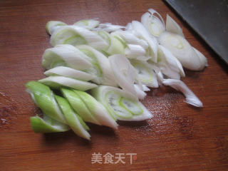 大葱炒虾味球的做法步骤：3