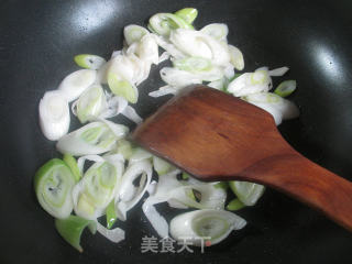 大葱炒虾味球的做法步骤：5