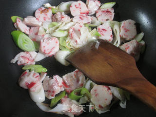 大葱炒虾味球的做法步骤：6