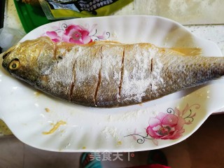 家常干烧黄花鱼的做法步骤：1