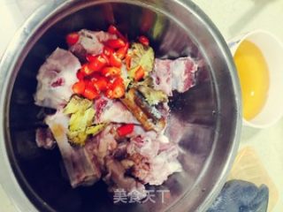享见面椒盐排骨的做法步骤：1