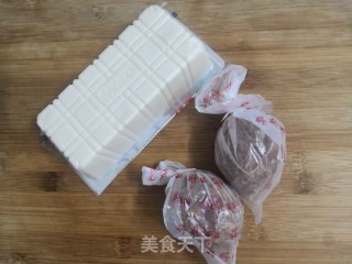 皮蛋拌豆腐的做法步骤：1