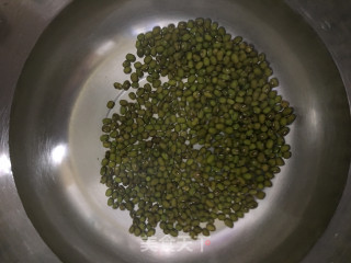 自发绿豆芽的做法步骤：1