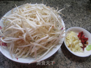 炝炒绿豆芽的做法步骤：1