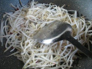 炝炒绿豆芽的做法步骤：3
