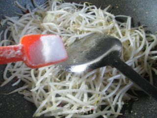 炝炒绿豆芽的做法步骤：5