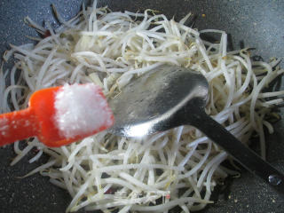 炝炒绿豆芽的做法步骤：6