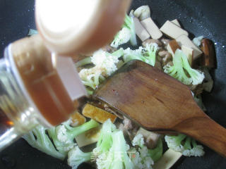 里脊肉鸡蛋干炒花菜的做法步骤：13