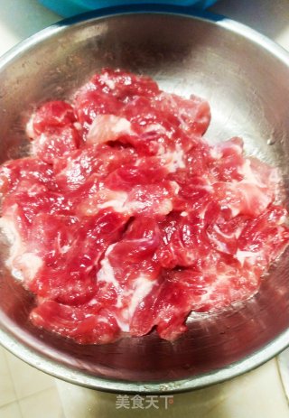 瘦肉炒茶树菇的做法步骤：1