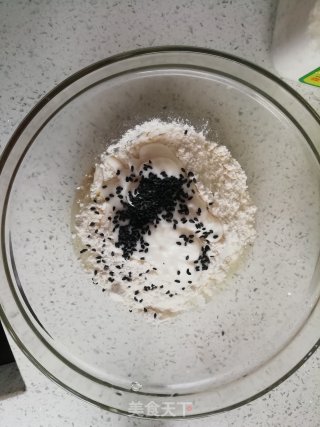 酸奶芝麻饼的做法步骤：2