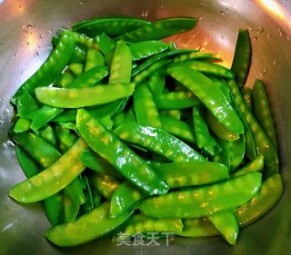 腊肠炒荷兰豆丝的做法步骤：3