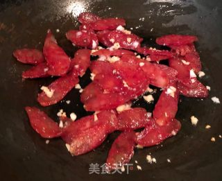 腊肠炒荷兰豆丝的做法步骤：7