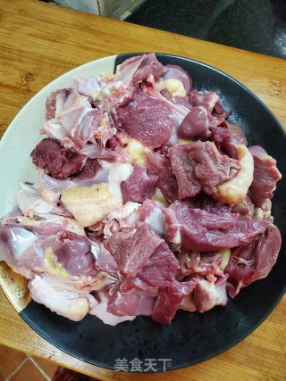 子姜啤酒焖鸭的做法步骤：1