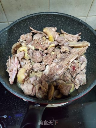 子姜啤酒焖鸭的做法步骤：4