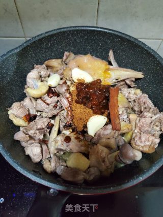 子姜啤酒焖鸭的做法步骤：5