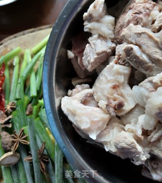 红烧牛肉的做法步骤：1
