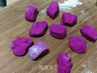 火龙果栗蓉包的做法步骤：6