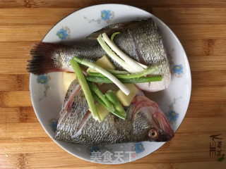 清蒸鲈鱼的做法步骤：1