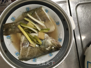清蒸鲈鱼的做法步骤：2