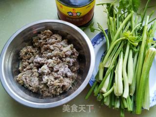 芹菜炒肉渣的做法步骤：1