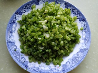芹菜炒肉渣的做法步骤：2