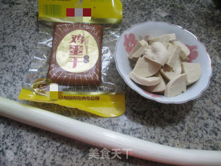 大葱鸡蛋干炒素鸡的做法步骤：1