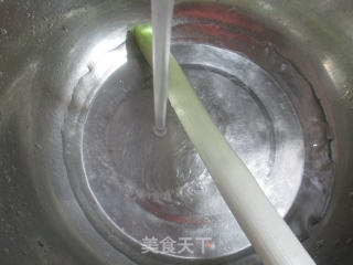 大葱鸡蛋干炒素鸡的做法步骤：2