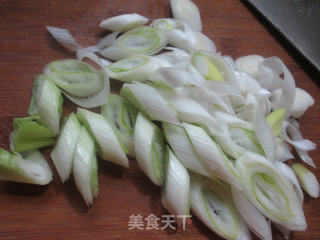 大葱鸡蛋干炒素鸡的做法步骤：3