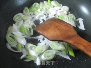 大葱鸡蛋干炒素鸡的做法步骤：5