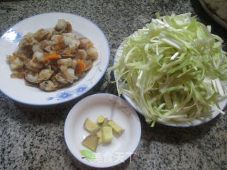 韭菜芽炒扇贝肉的做法步骤：1