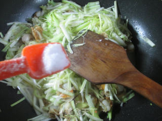 韭菜芽炒扇贝肉的做法步骤：6