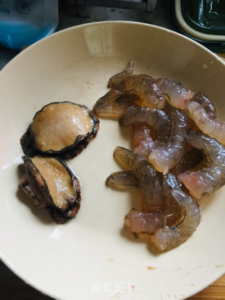 梭子蟹虾仁粥的做法步骤：2