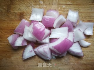 洋葱木耳炒面筋的做法步骤：1