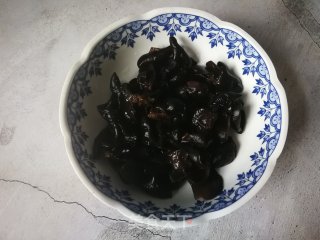 洋葱木耳炒面筋的做法步骤：2