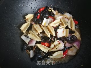 洋葱木耳炒面筋的做法步骤：7
