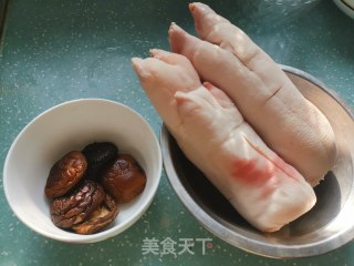 香菇卤猪蹄的做法步骤：1